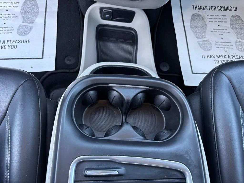 Used 2023 Chrysler Pacifica Touring-L image 15