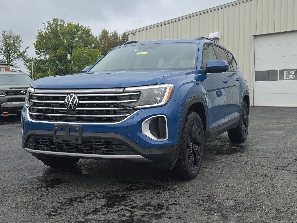 Used 2025 Volkswagen Atlas SE AWD/4WD image 3