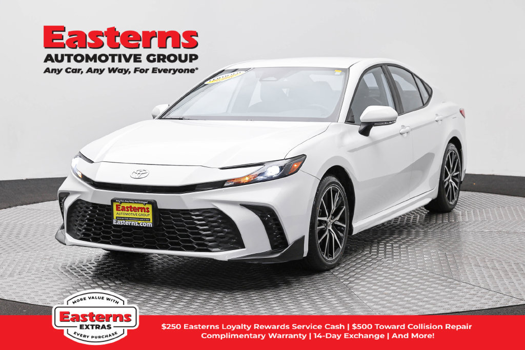 Used 2025 Toyota Camry SE FWD image 1