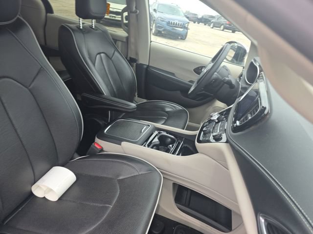 Used 2023 Chrysler Pacifica Limited FWD image 5