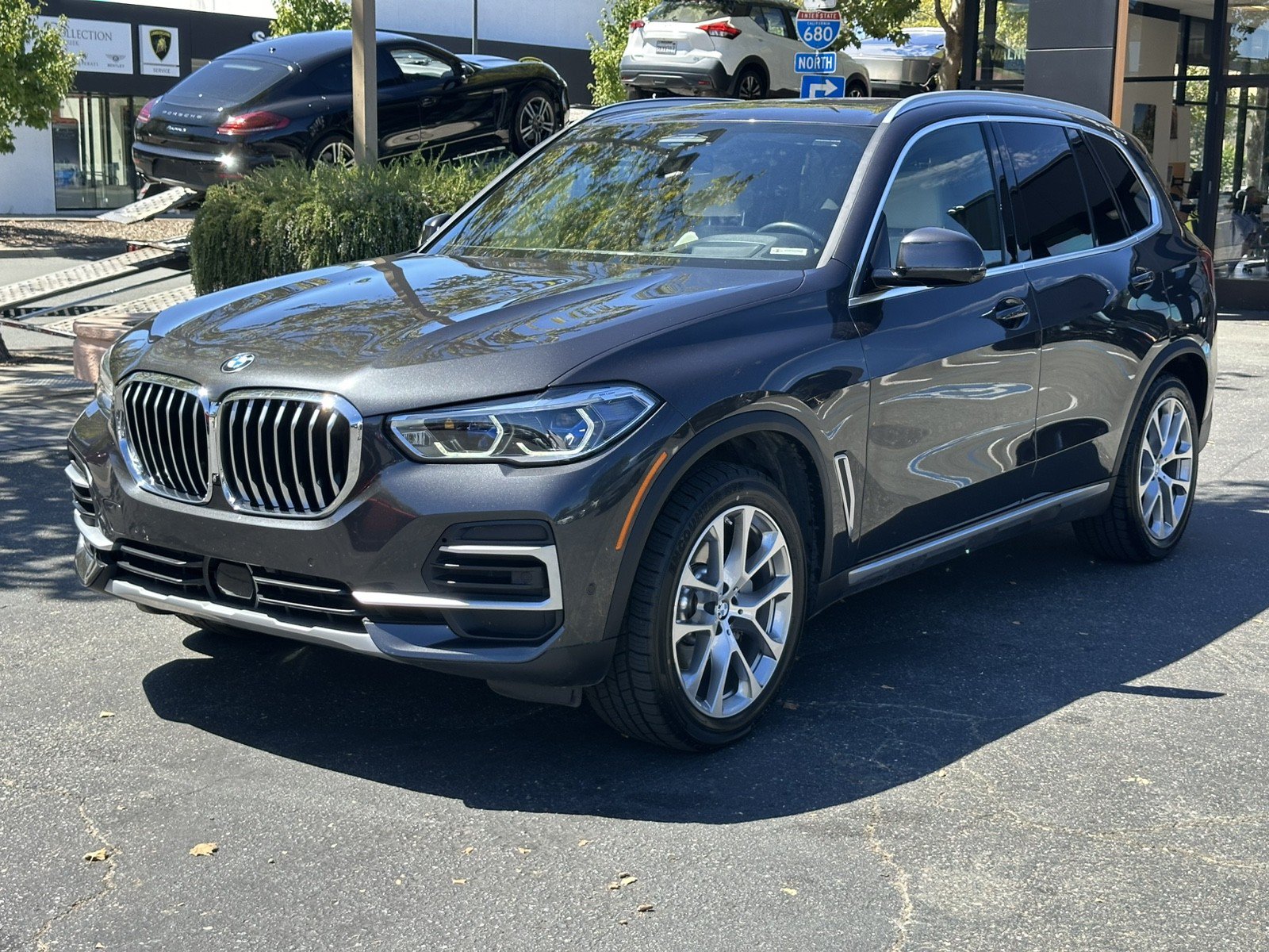 Used 2022 BMW X5 xDrive40i w/ Executive Package AWD/4WD image 2