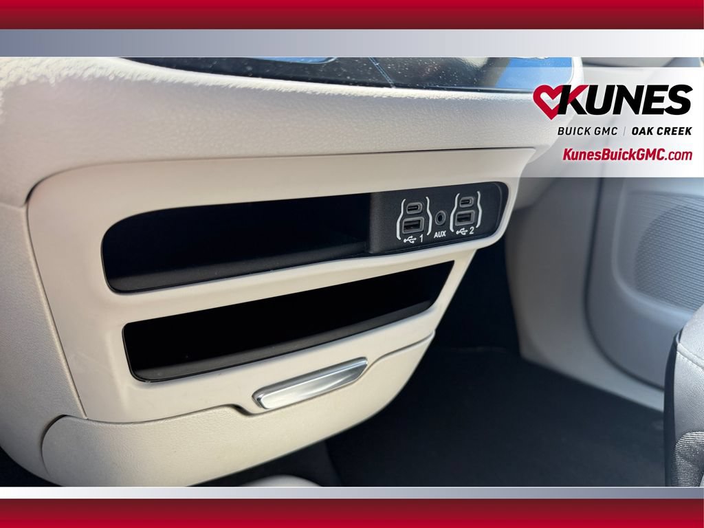 Used 2024 Chrysler Pacifica Touring-L FWD image 34
