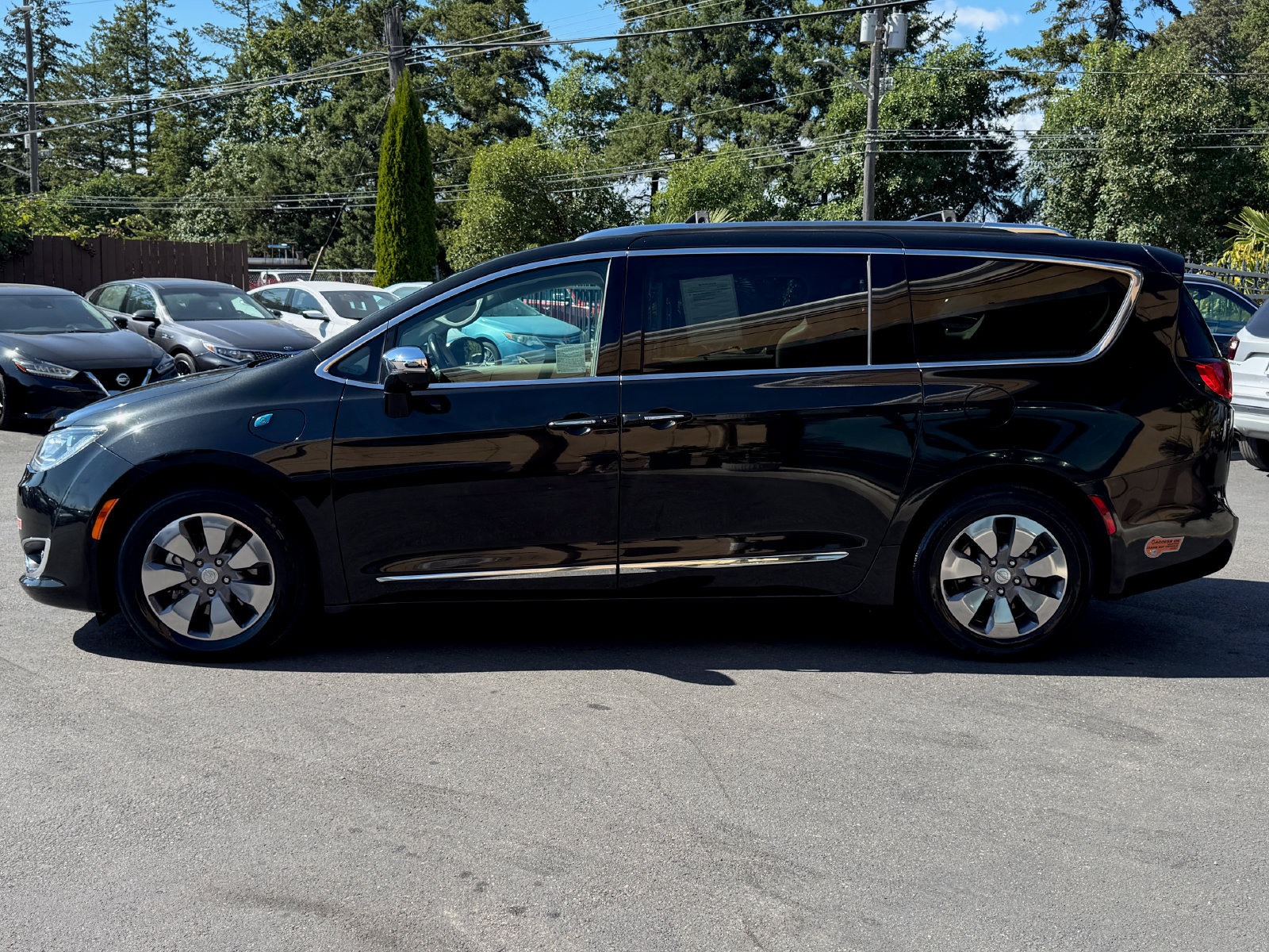 Used 2019 Chrysler Pacifica Limited w/ Advanced Safetytec Group FWD image 4