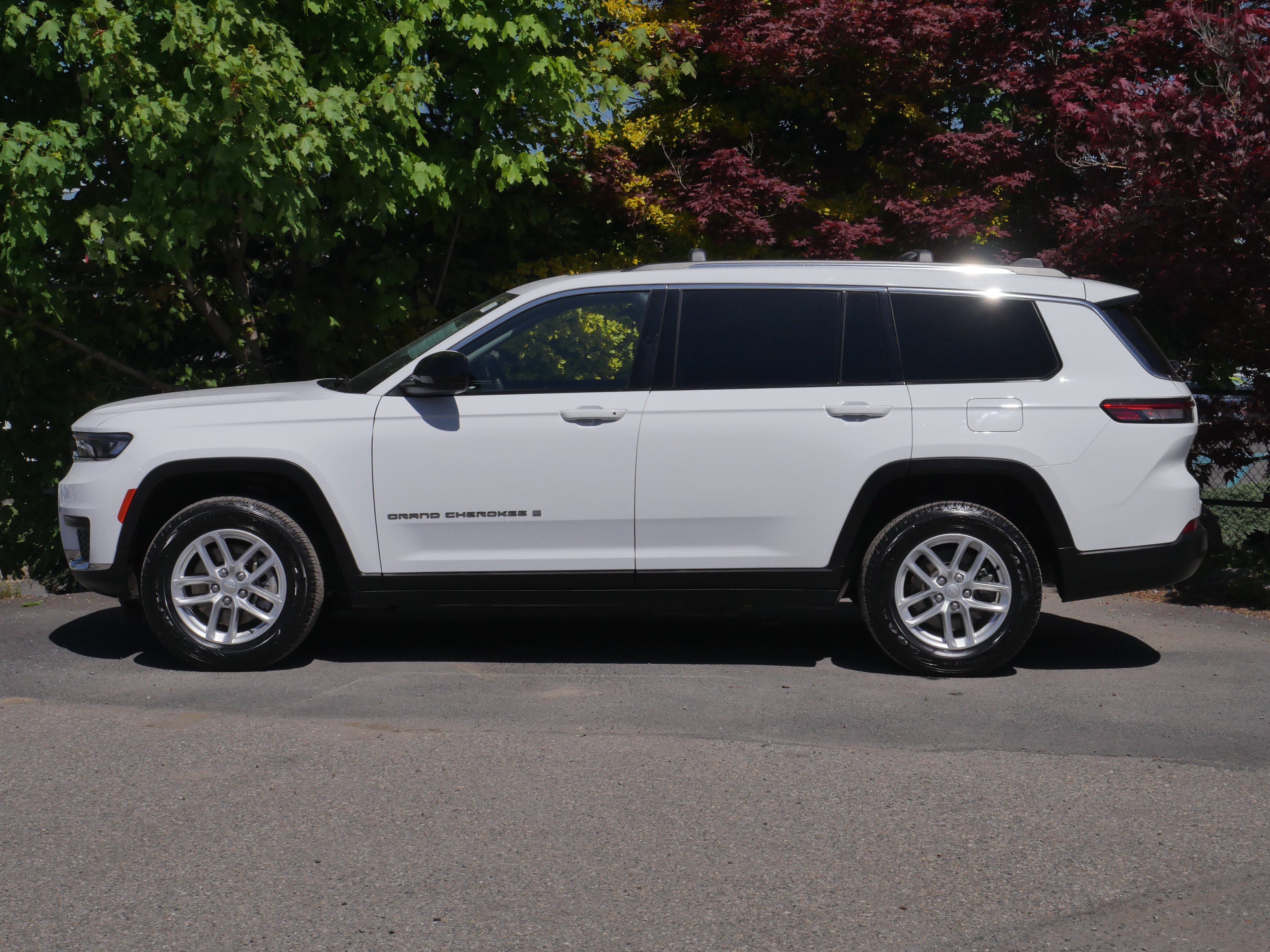 Used 2023 Jeep Grand Cherokee L Laredo AWD/4WD image 16