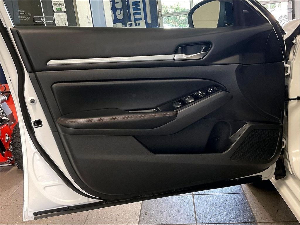 Used 2024 Nissan Altima 2.5 SR FWD image 9