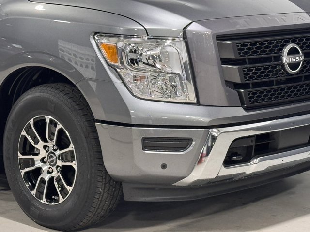 Used 2024 Nissan Titan SV w/ SV Convenience Package image 3