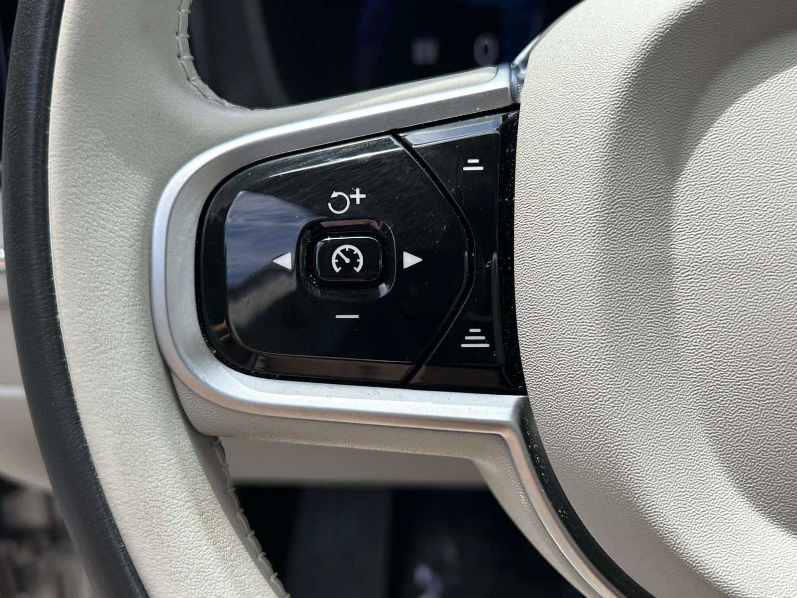 Certified 2025 Volvo XC60 B5 Plus AWD/4WD image 22