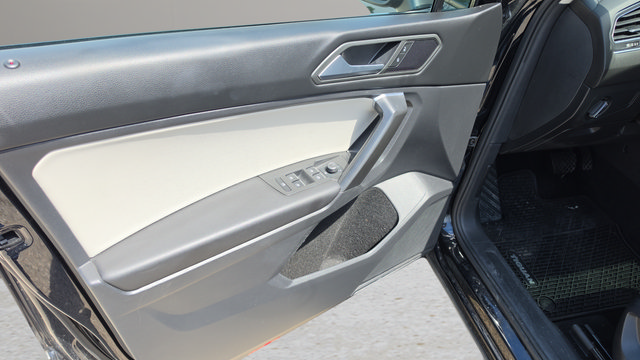 Used 2021 Volkswagen Tiguan SE w/ Panoramic Sunroof Package AWD/4WD image 37