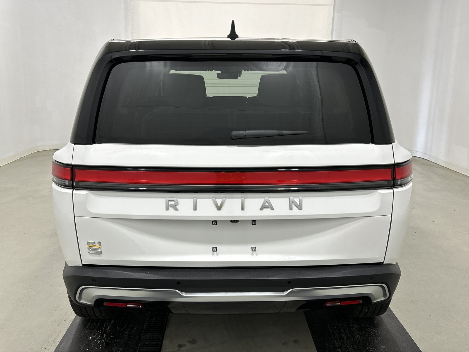 Used 2024 Rivian R1S Adventure AWD/4WD image 4