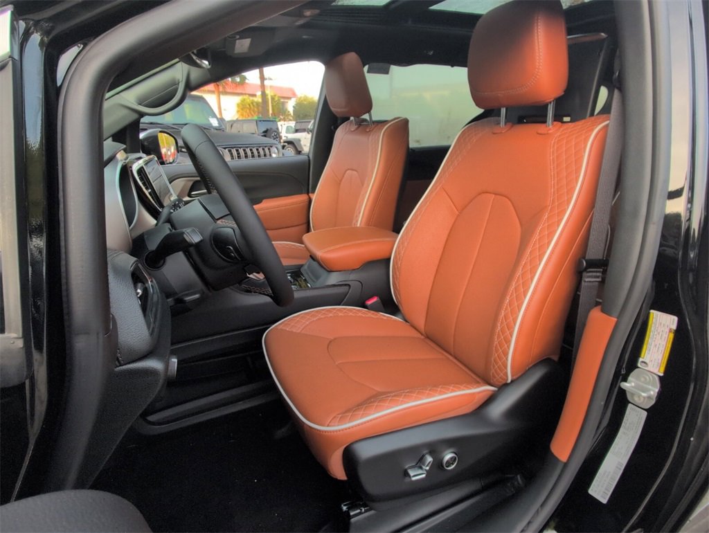 New 2026 Chrysler Pacifica Pinnacle image 5