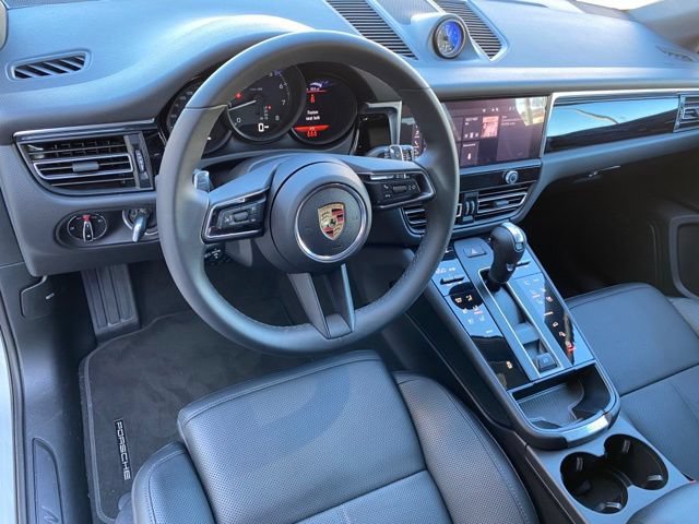 Certified 2025 Porsche Macan AWD/4WD image 4