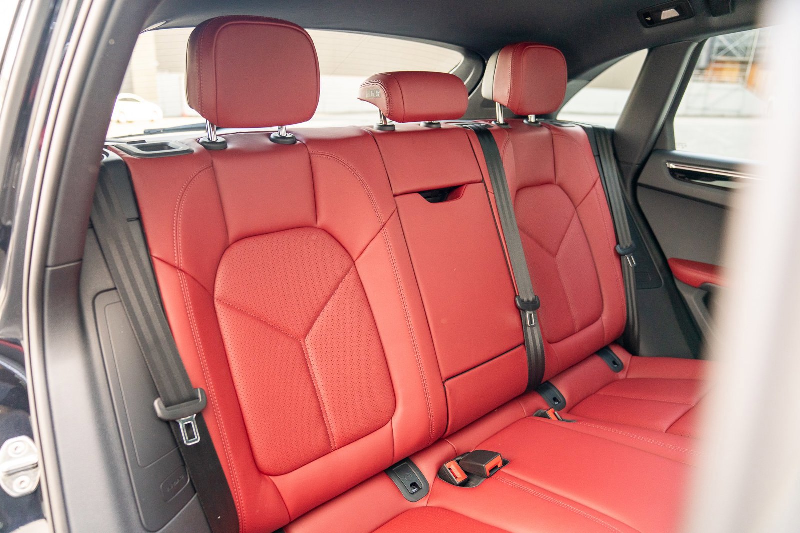 Certified 2025 Porsche Macan AWD/4WD image 22
