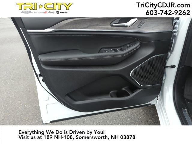 New 2025 Jeep Grand Cherokee L Overland w/ Luxury Tech Group IV image 7