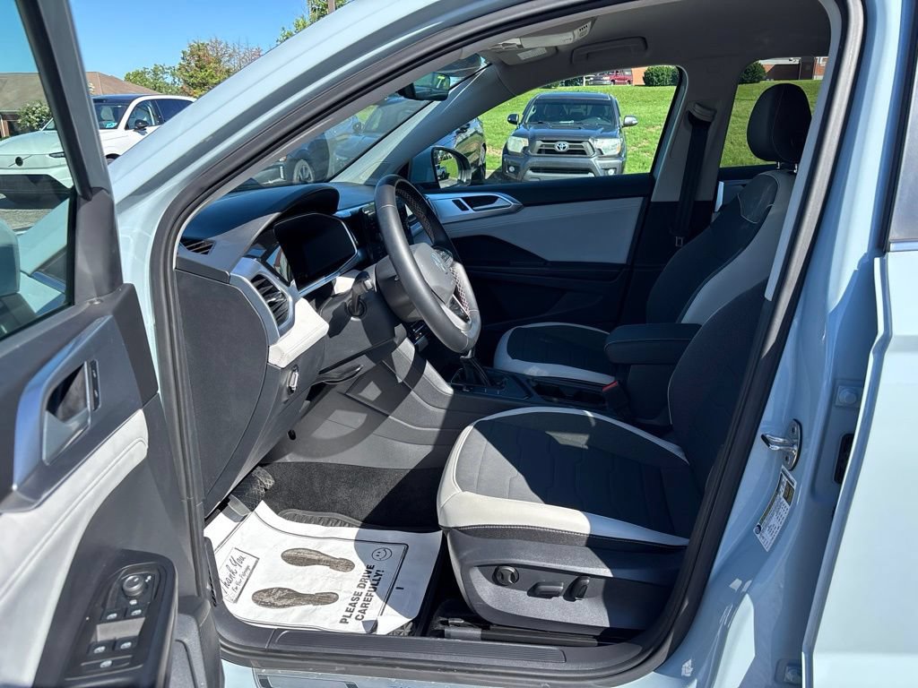 Used 2025 Volkswagen Taos SE w/ Black Wheel Package FWD image 14