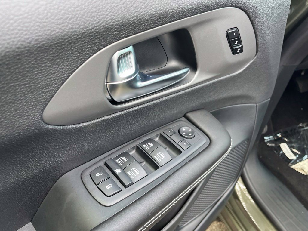 New 2027 Chrysler Pacifica Select FWD image 23