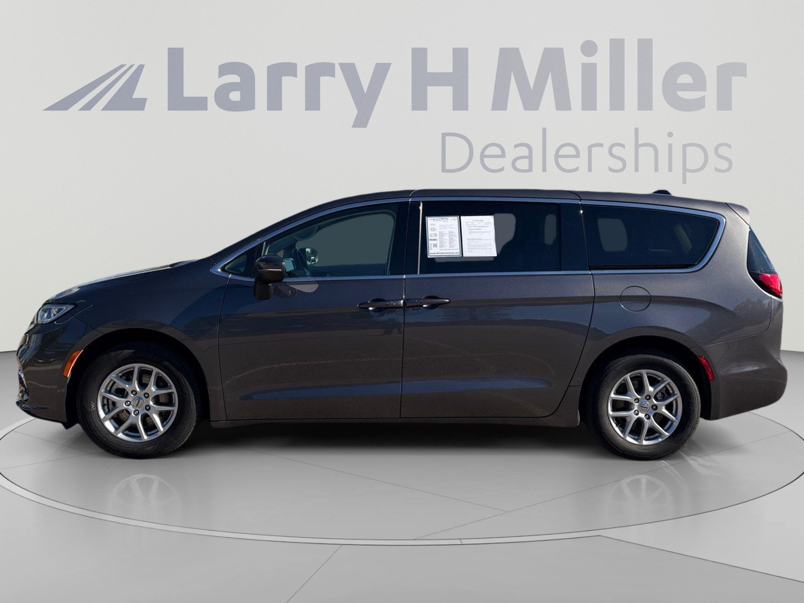 Used 2023 Chrysler Pacifica Touring-L FWD image 3