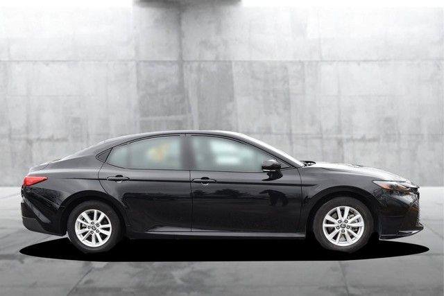 Used 2025 Toyota Camry LE image 5