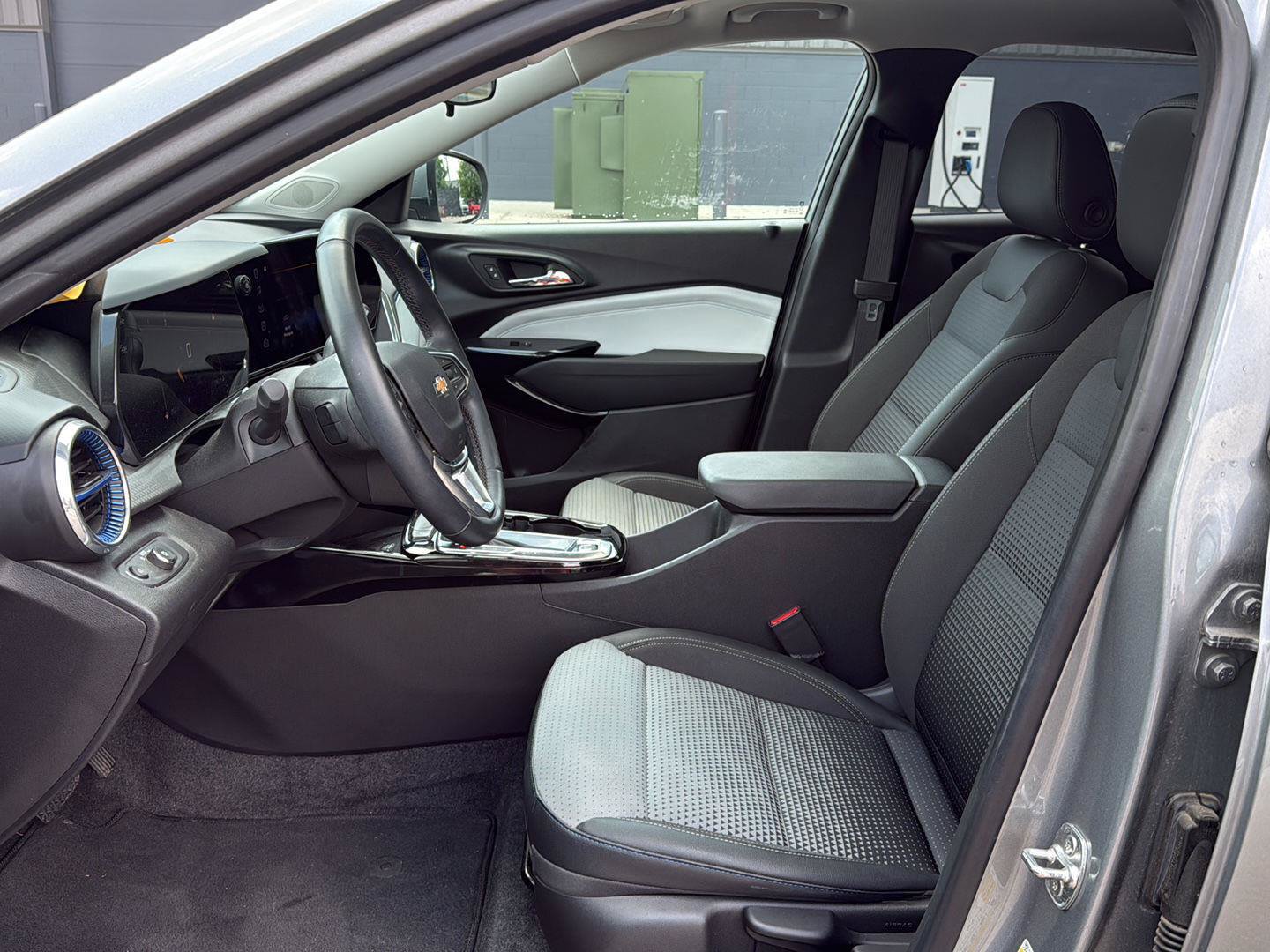 Used 2024 Chevrolet Trax LT w/ Sunroof Package FWD image 9