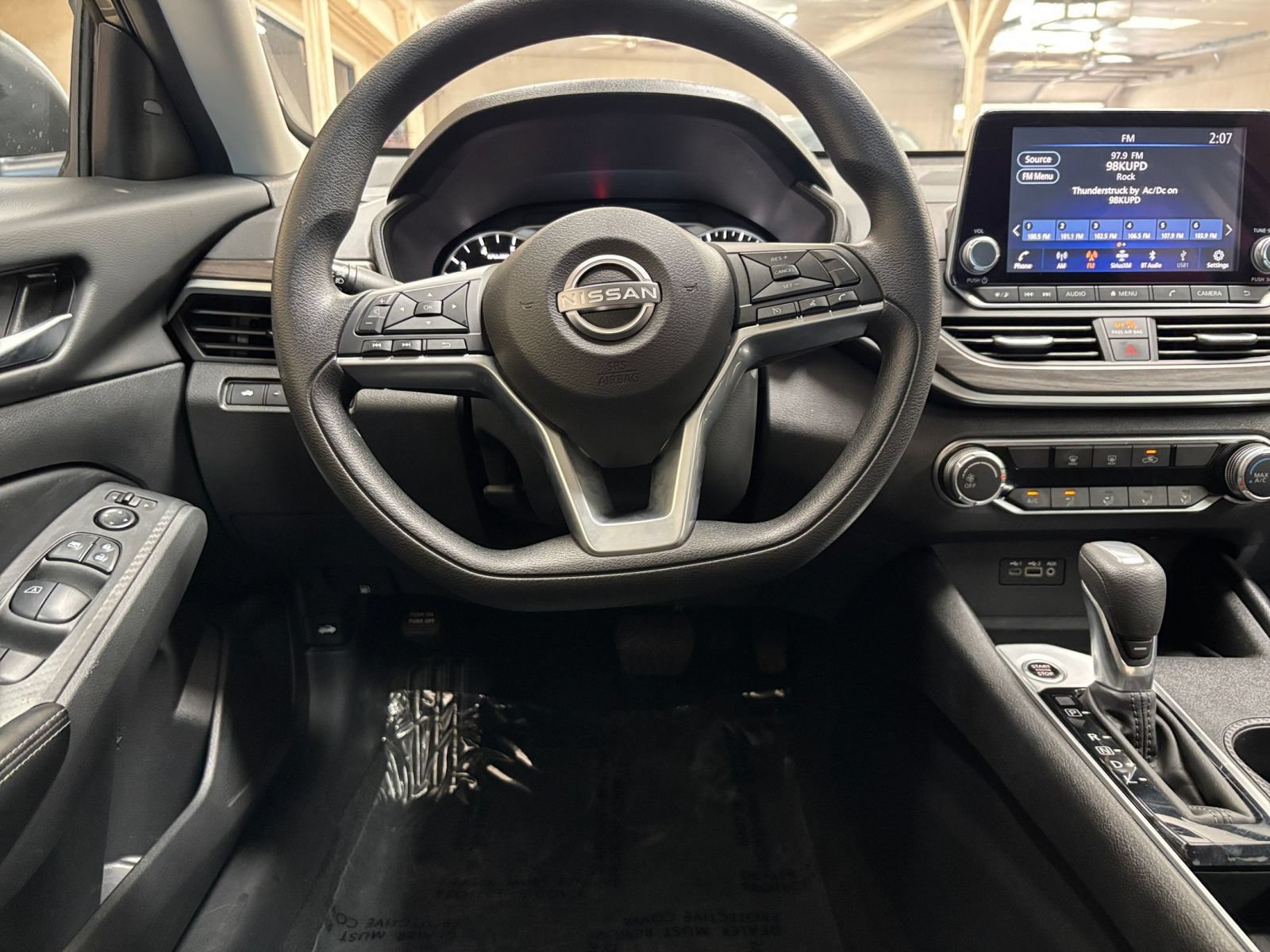 Used 2025 Nissan Altima 2.5 SV FWD image 33