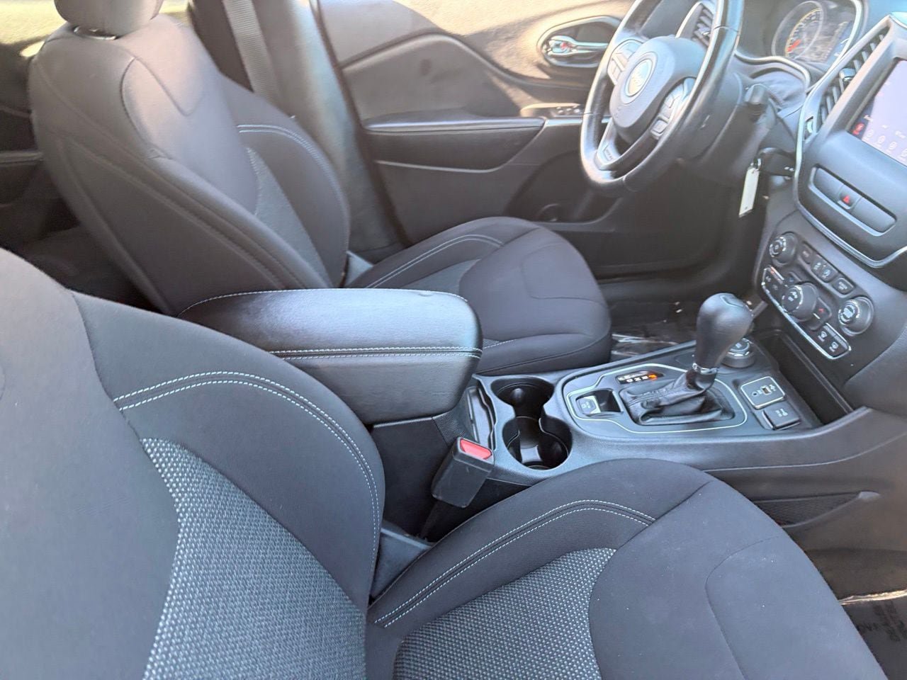 Used 2020 Jeep Cherokee Latitude w/ Cold Weather Group AWD/4WD image 12