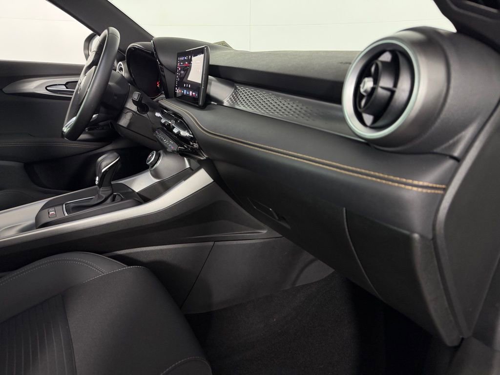 Used 2025 Alfa Romeo Tonale image 30