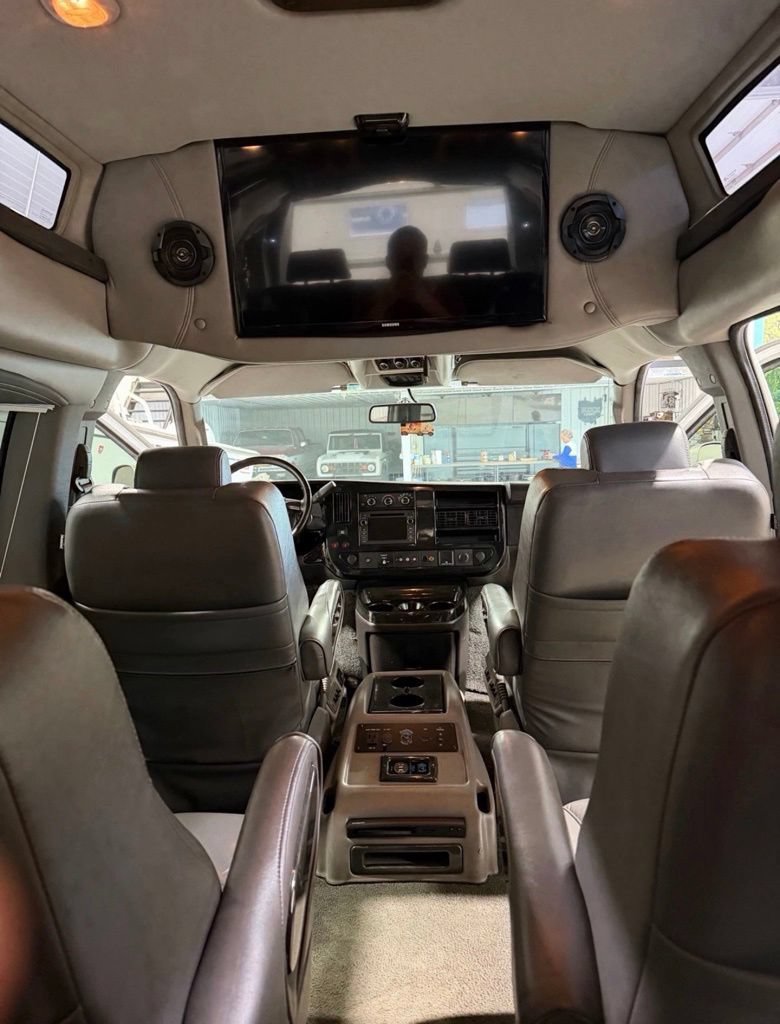 Used 2018 GMC Savana 3500 Extended RWD image 3