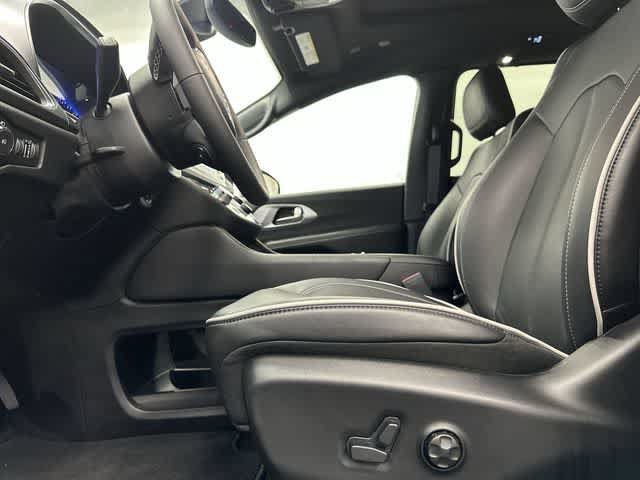 Used 2026 Chrysler Pacifica Limited FWD image 27