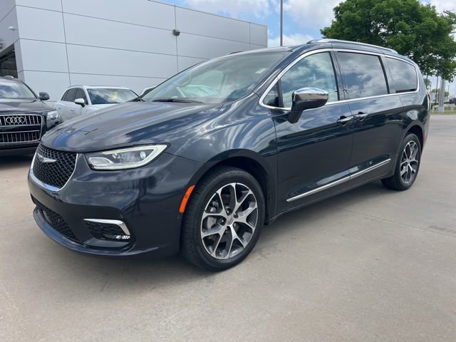 Used 2021 Chrysler Pacifica Limited w/ Uconnect Theater Family Group image 3