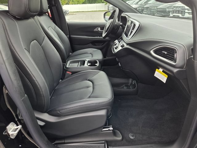 New 2027 Chrysler Pacifica Select FWD image 13
