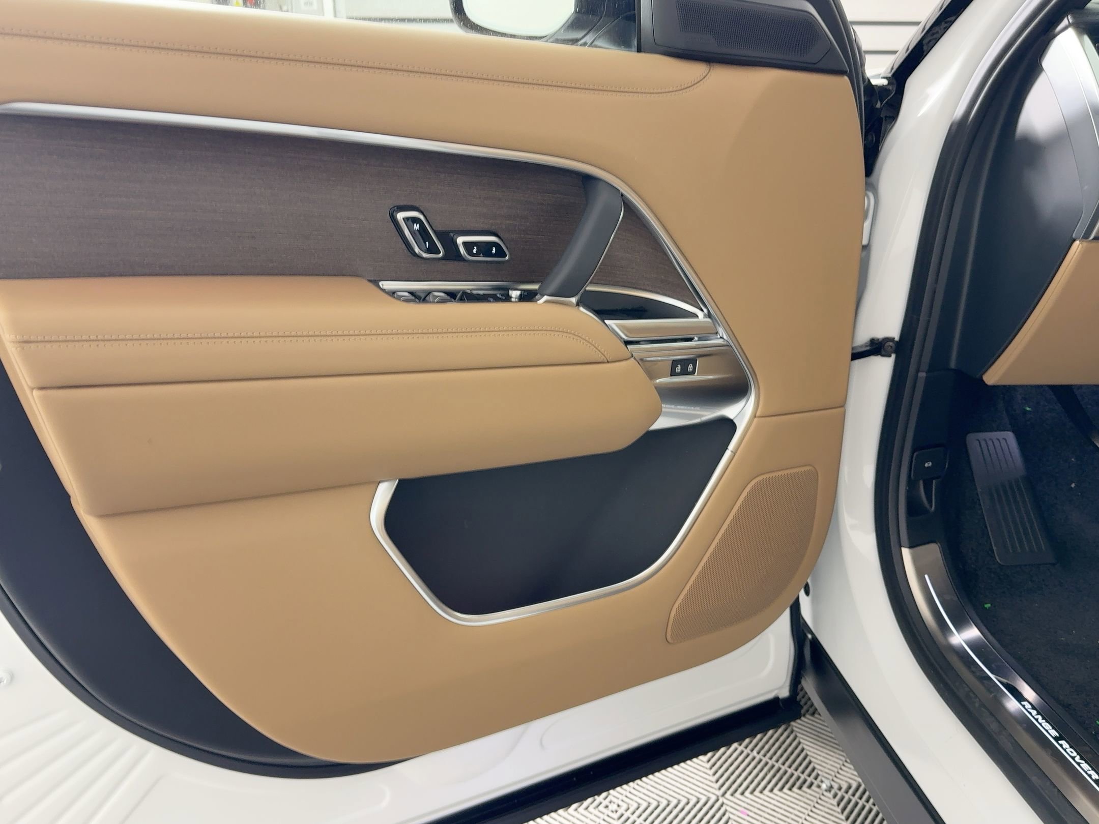 New 2026 Land Rover Range Rover SE image 12