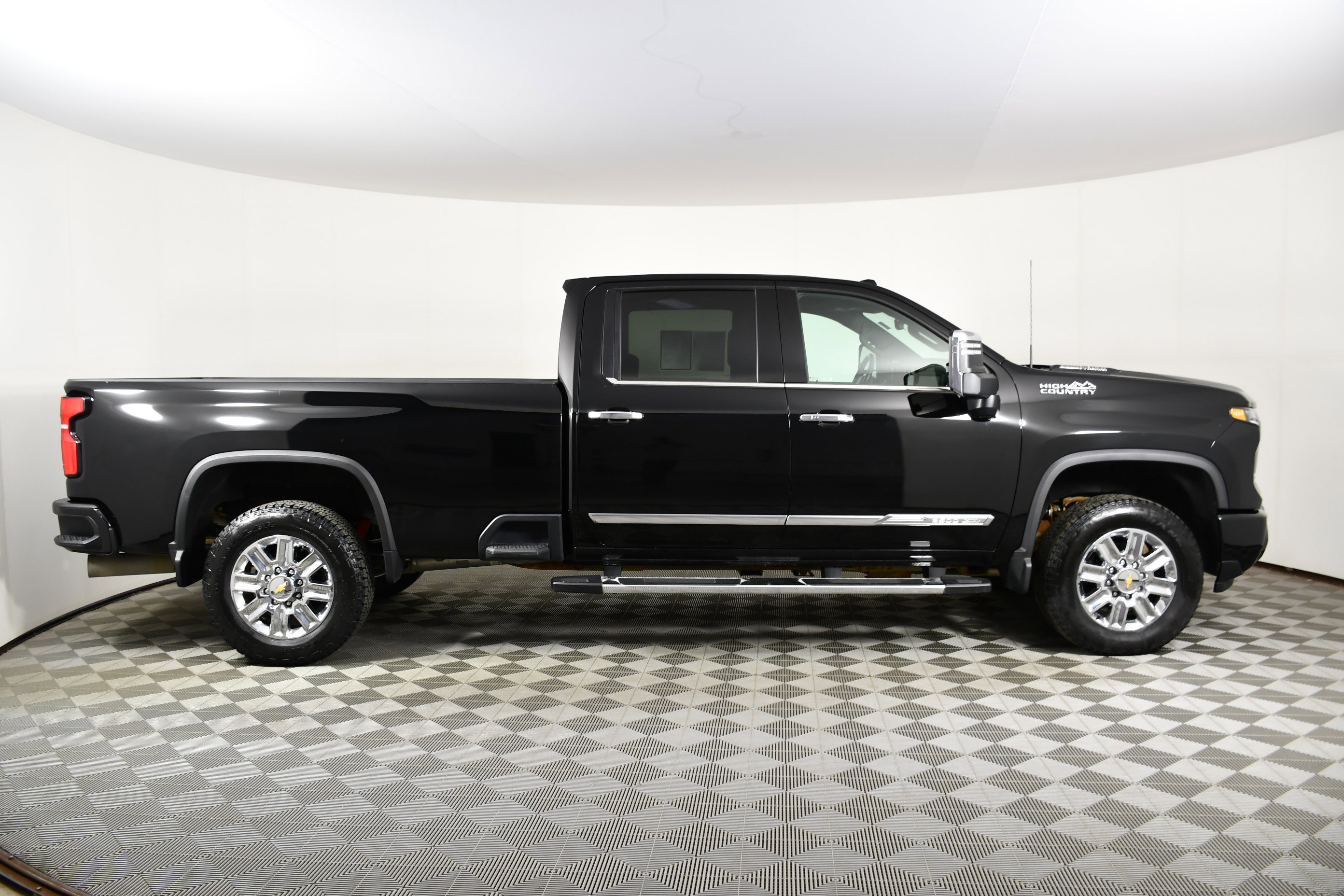 Used 2024 Chevrolet Silverado 3500 High Country w/ High Country Premium Package AWD/4WD image 5
