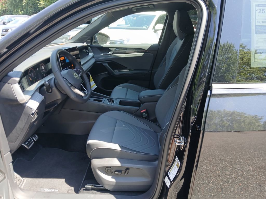Used 2025 Volkswagen Tiguan SE R-Line image 11
