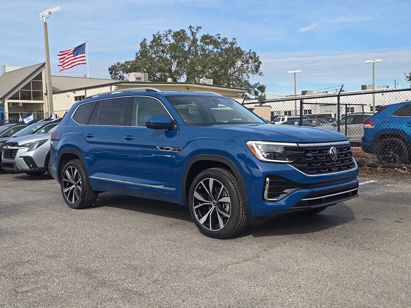 New 2025 Volkswagen Atlas SEL Premium R-Line image 2