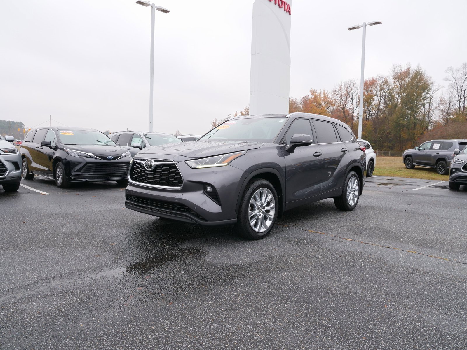 Used 2023 Toyota Highlander Limited image 8