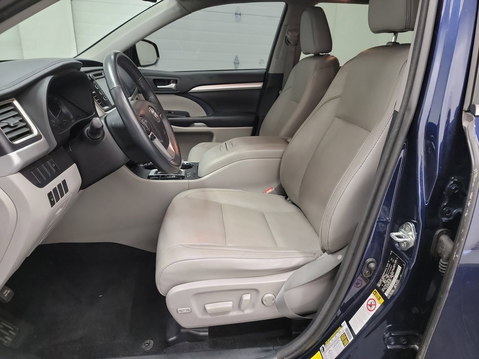 Used 2016 Toyota Highlander XLE AWD/4WD image 12
