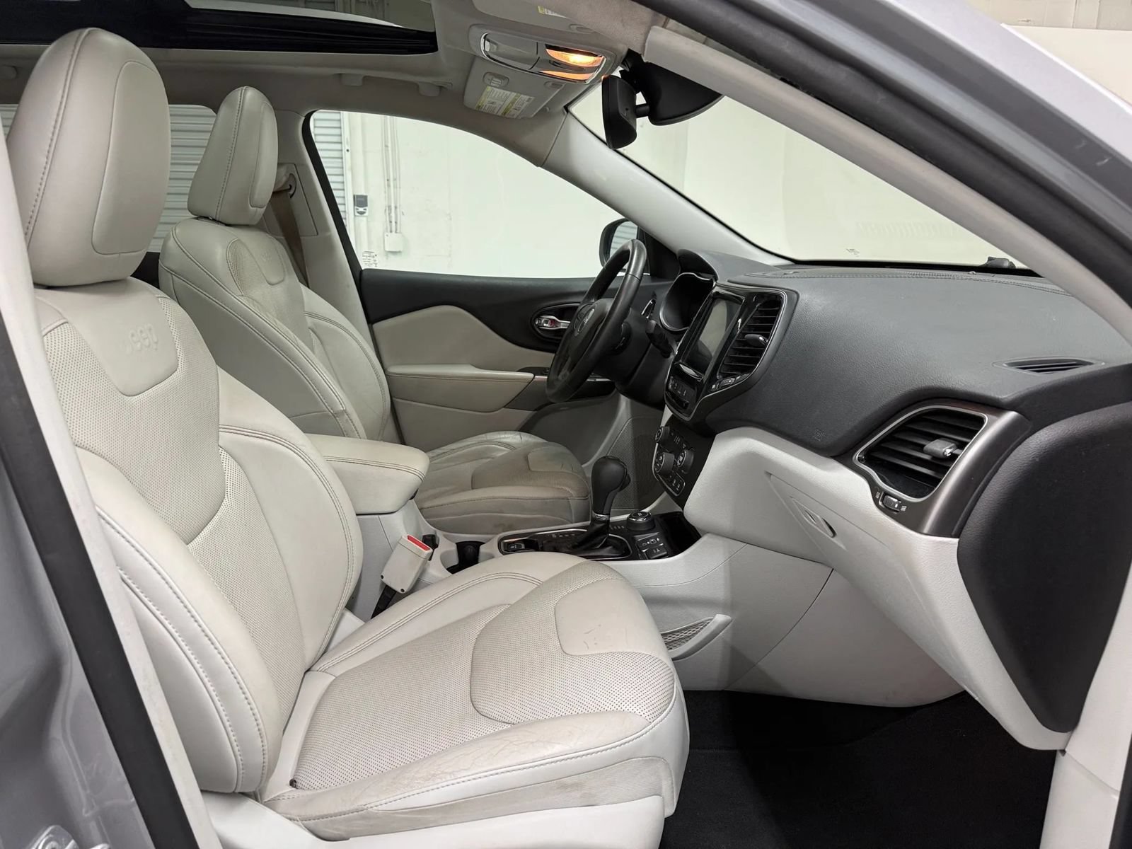 Used 2019 Jeep Cherokee Limited w/ Luxury Group AWD/4WD image 14