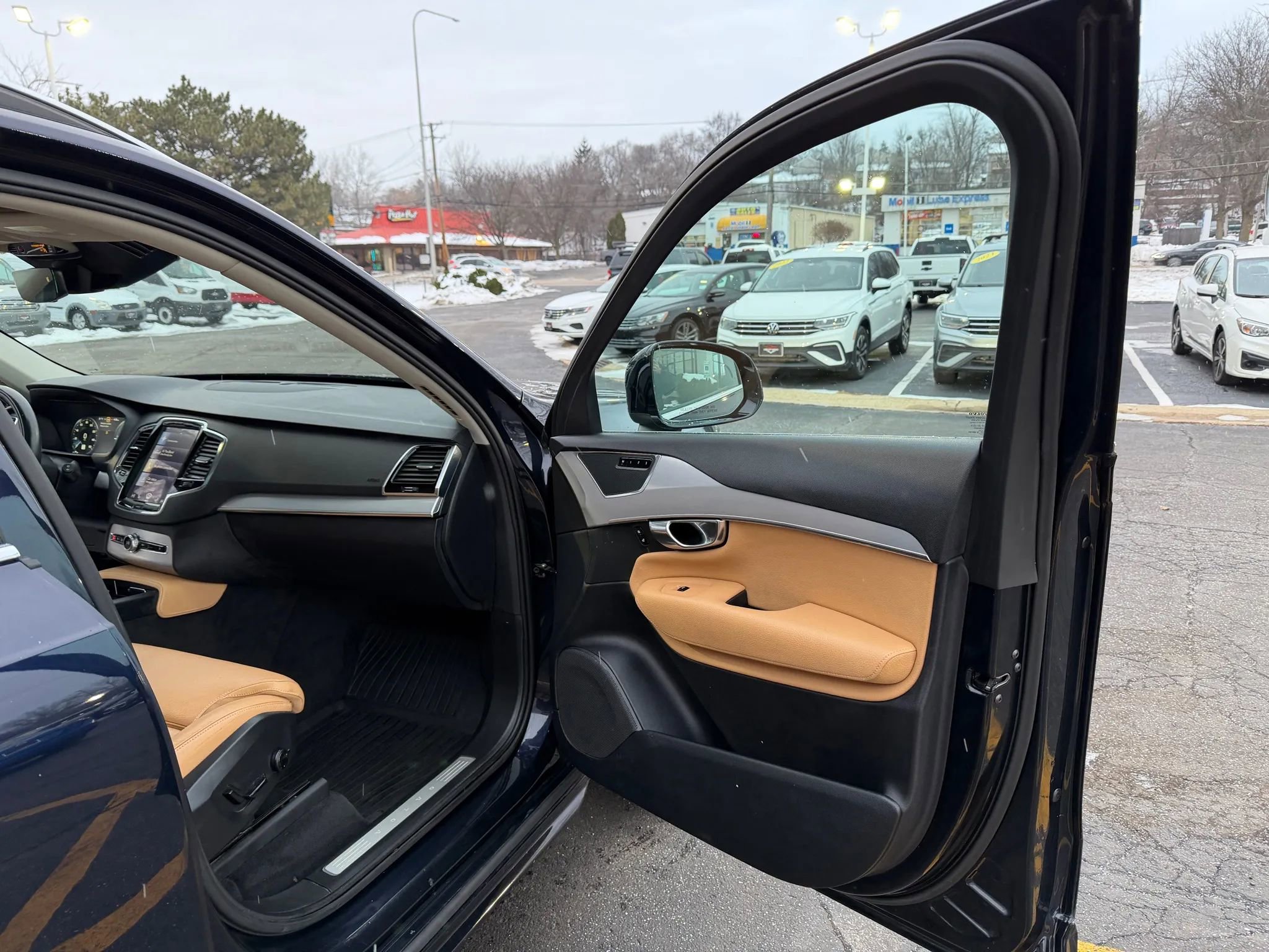 Used 2016 Volvo XC90 T8 Momentum w/ Vision Package image 25