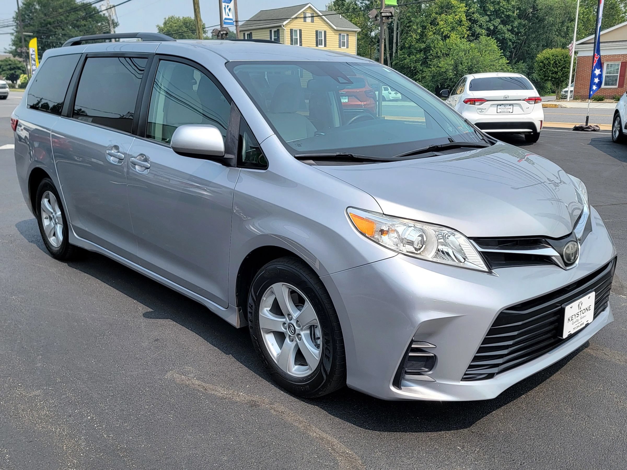 Used 2018 Toyota Sienna LE w/ Carpet Mat Package FWD image 3