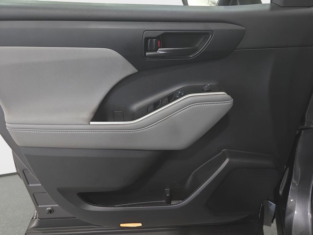 Used 2022 Toyota Highlander LE image 26