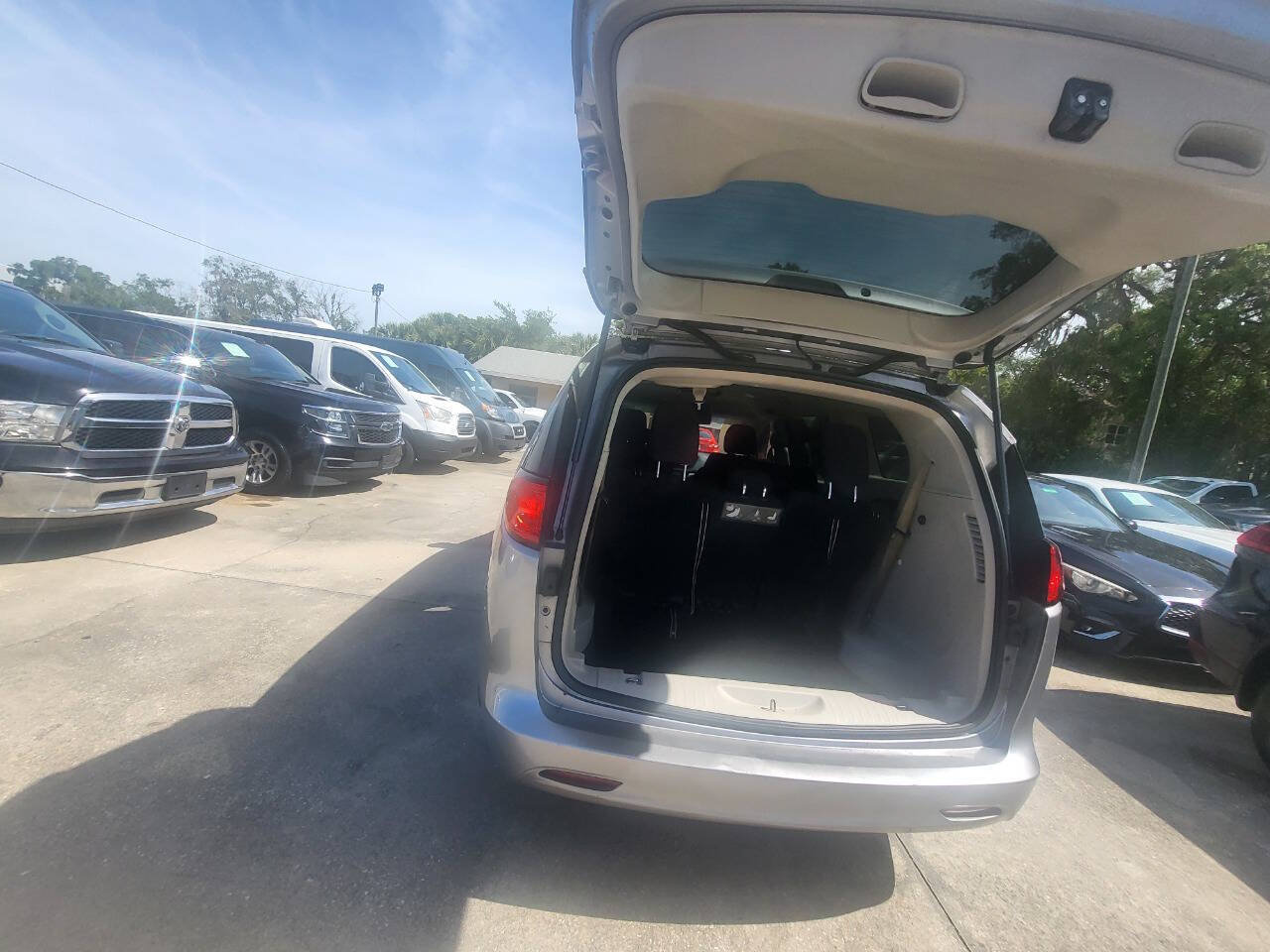 Used 2017 Chrysler Pacifica Touring w/ Tire & Wheel Group FWD image 38