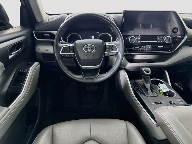 Used 2023 Toyota Highlander XLE FWD image 22