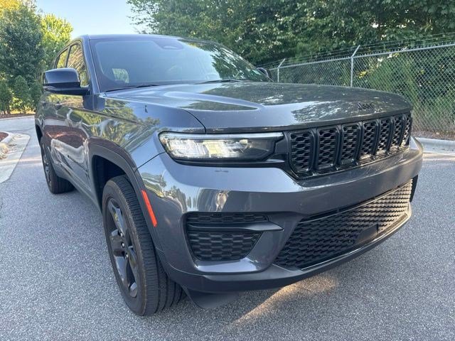 Used 2024 Jeep Grand Cherokee Altitude AWD/4WD image 3
