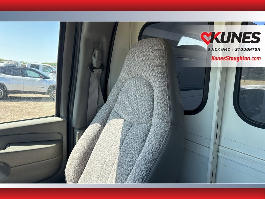 Used 2004 Chevrolet Express 3500 w/ Chrome Appearance Package RWD image 26