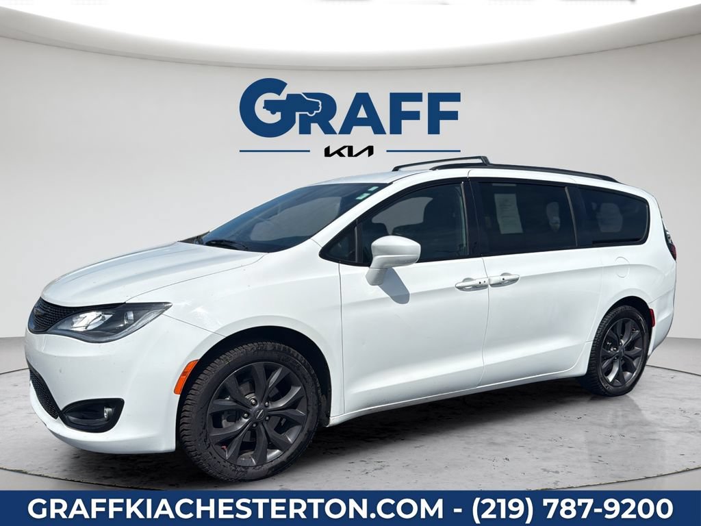Used 2020 Chrysler Pacifica Touring-L w/ Premium Audio Group FWD image 2