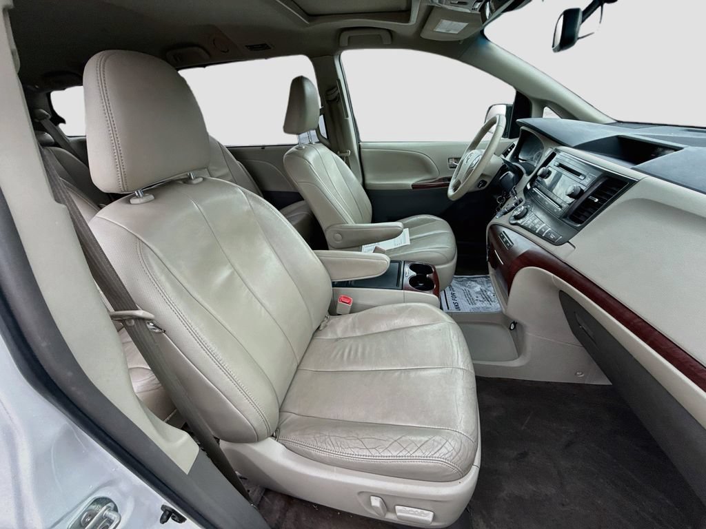 Used 2014 Toyota Sienna XLE FWD image 30