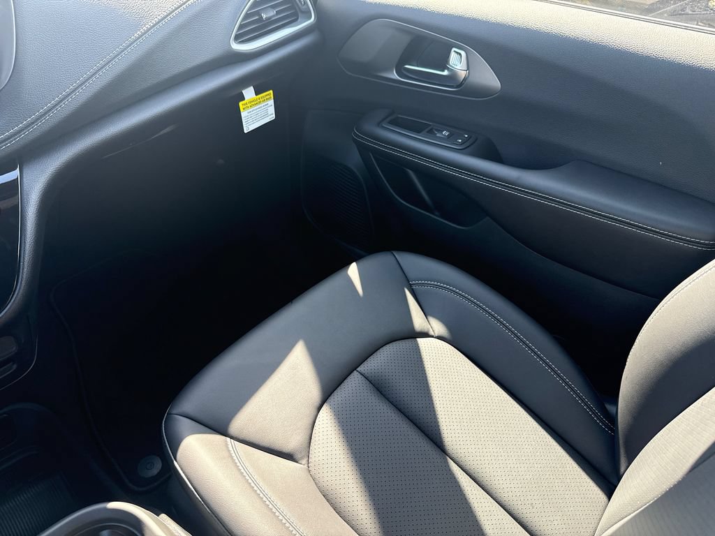 New 2027 Chrysler Pacifica Select FWD image 15