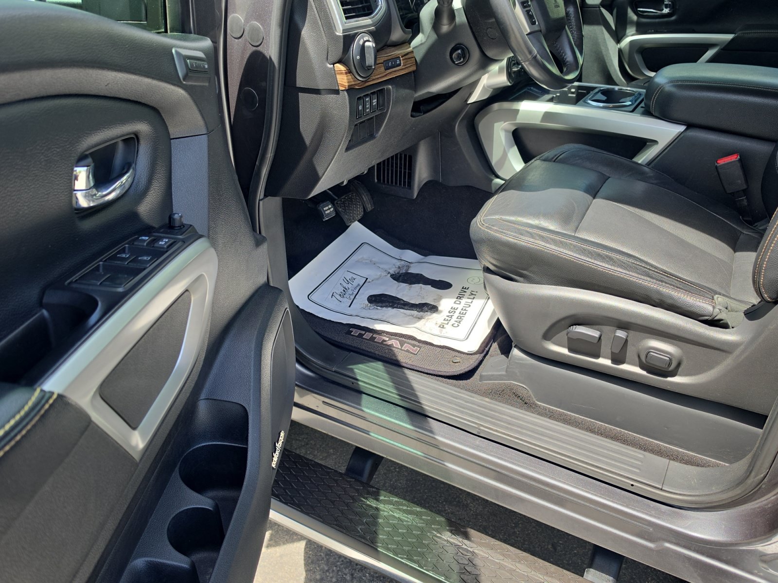 Used 2016 Nissan Titan SL AWD/4WD image 11