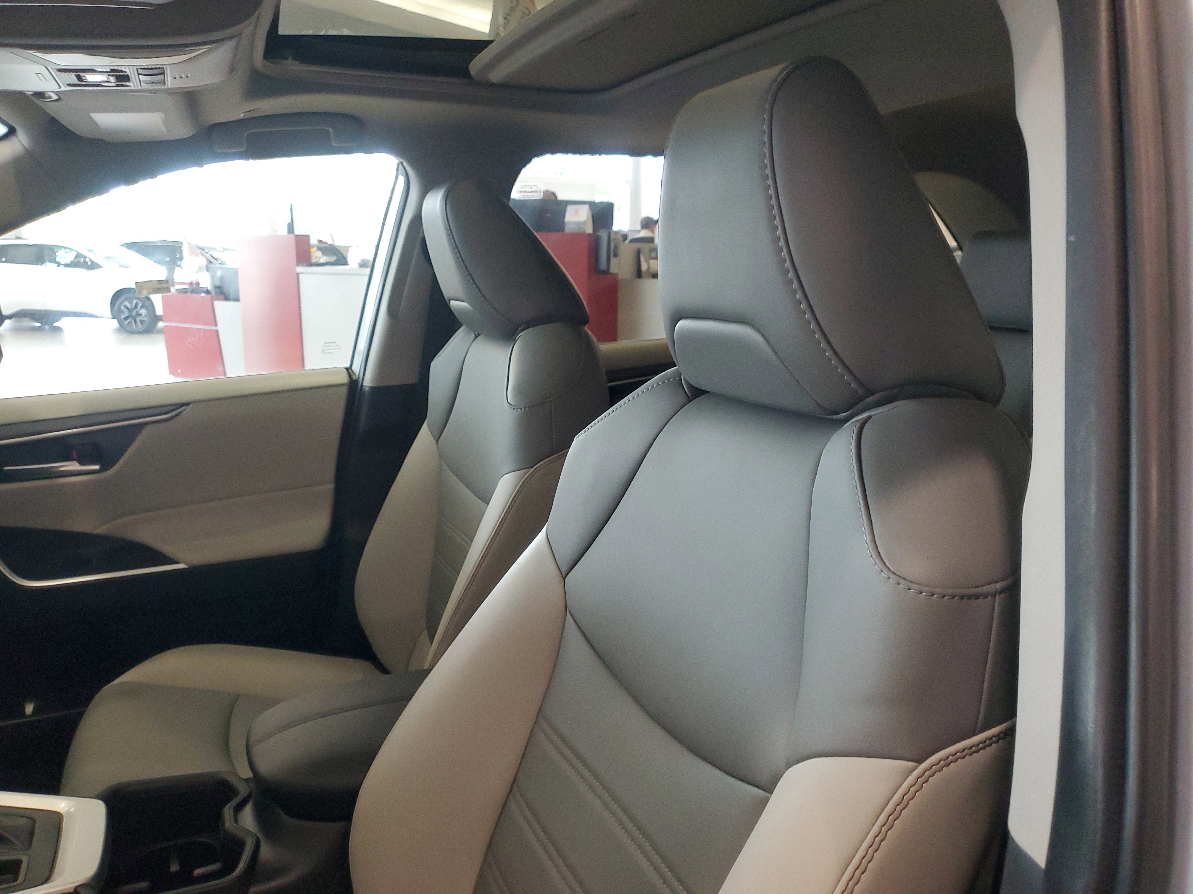 Used 2023 Toyota RAV4 XLE Premium image 15