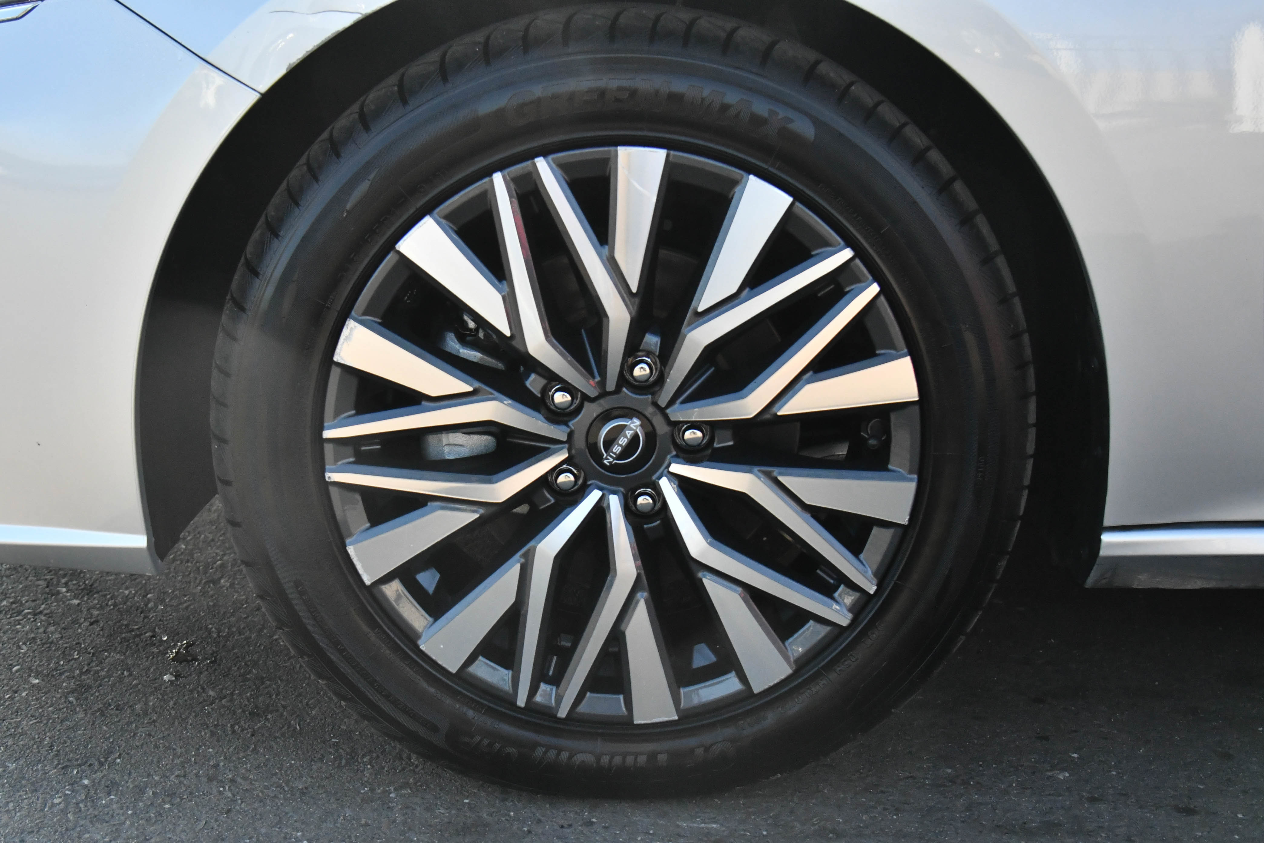 Used 2024 Nissan Altima 2.5 SV image 12