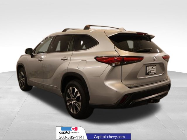 Used 2022 Toyota Highlander XLE AWD/4WD image 5